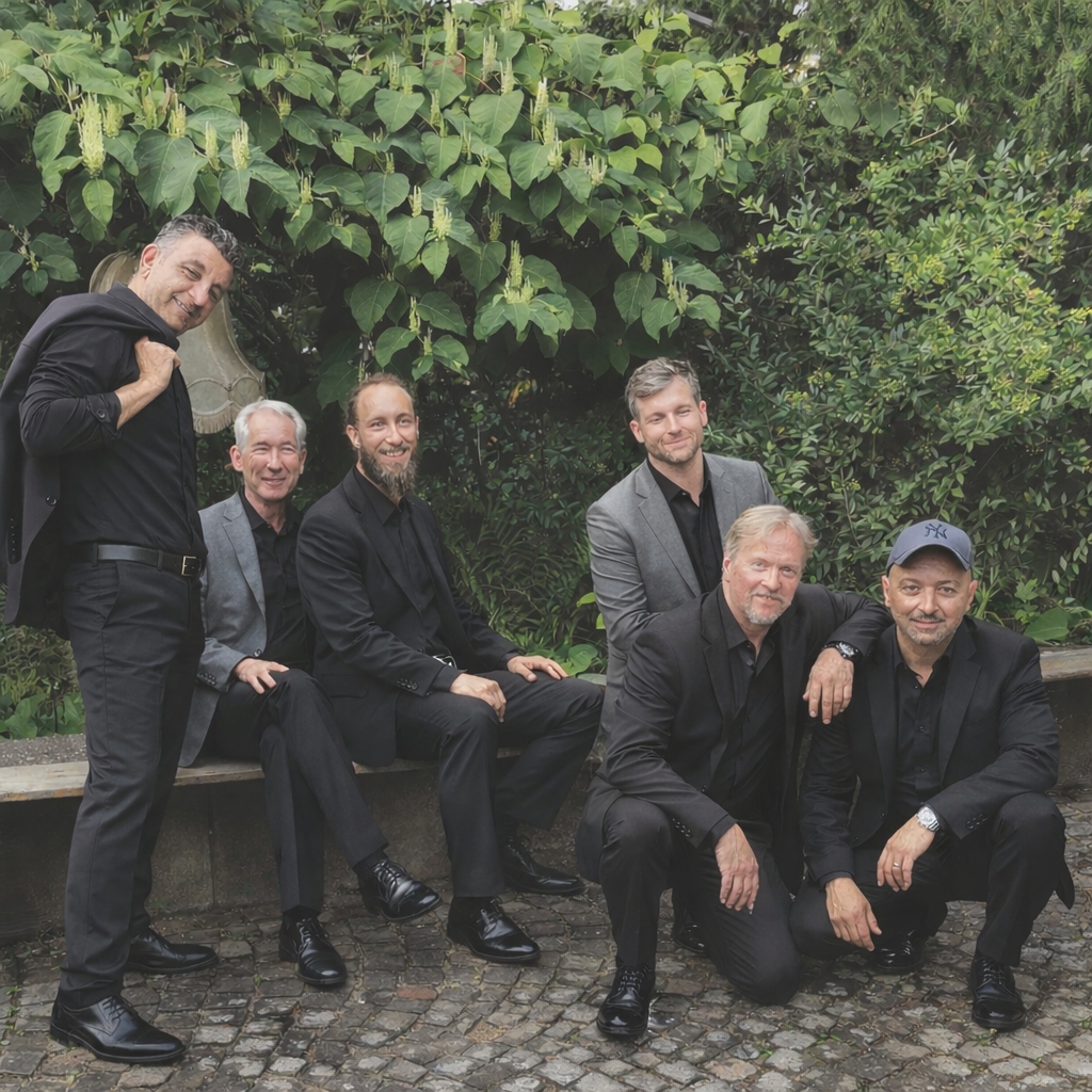 Moonlight Concerts Bühne mit Kerzen, Publikum und Mondmotiv